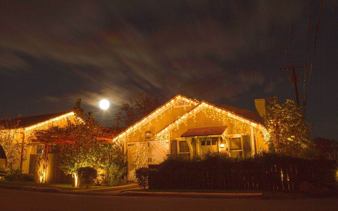 questions-about-eavestroughs-putting-up-Christmas-lights