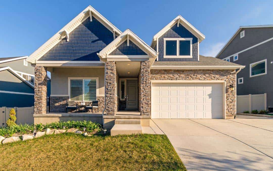 Exterior-Home-Design-Trends-For-2023-Natural-Stone-Accents